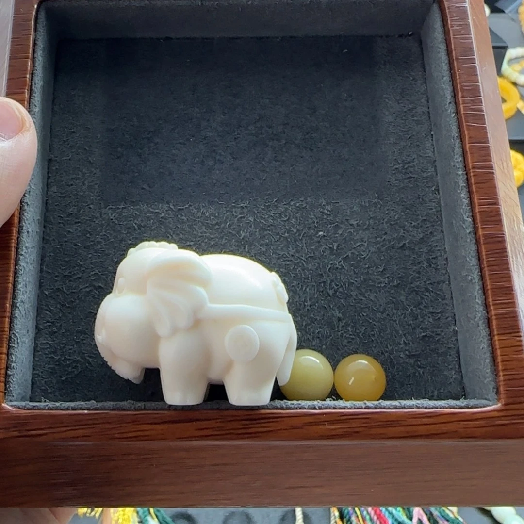 石英质玉（缅黄）配饰未镶嵌k****璐