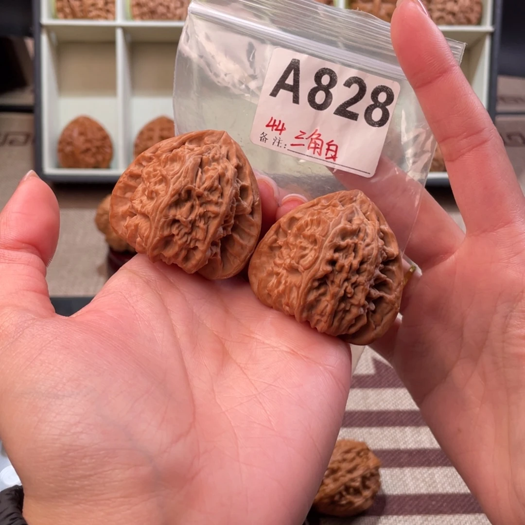 44三角白文玩核桃