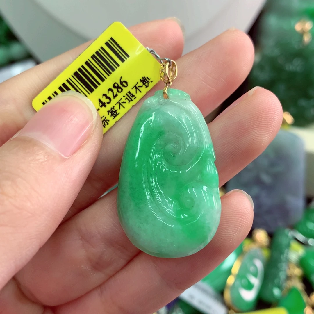 翡翠18K金镶嵌颈饰