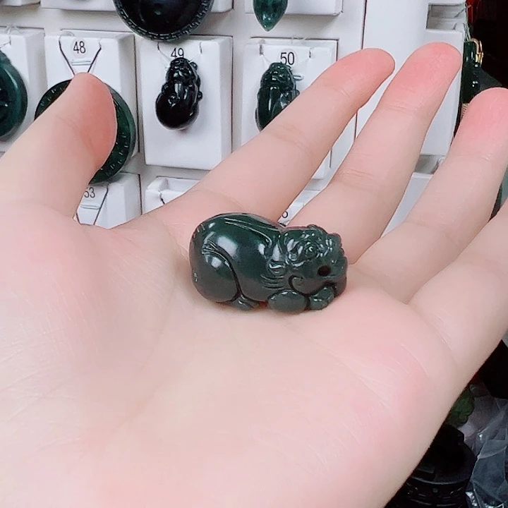 蛇纹石玉颈饰未镶嵌