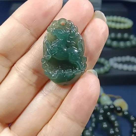 翡翠未镶嵌颈饰马