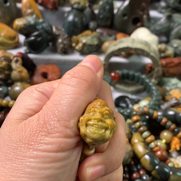 未镶嵌岫岩河磨玉（透闪石质玉）把件不*