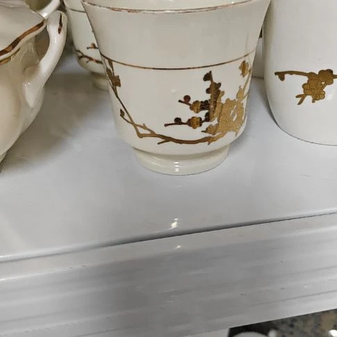 瓷片瓷片，各种摆件，沙锅！