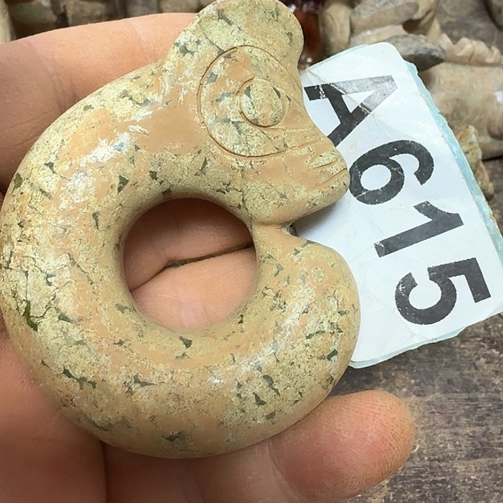 蛇纹石玉颈饰未镶嵌