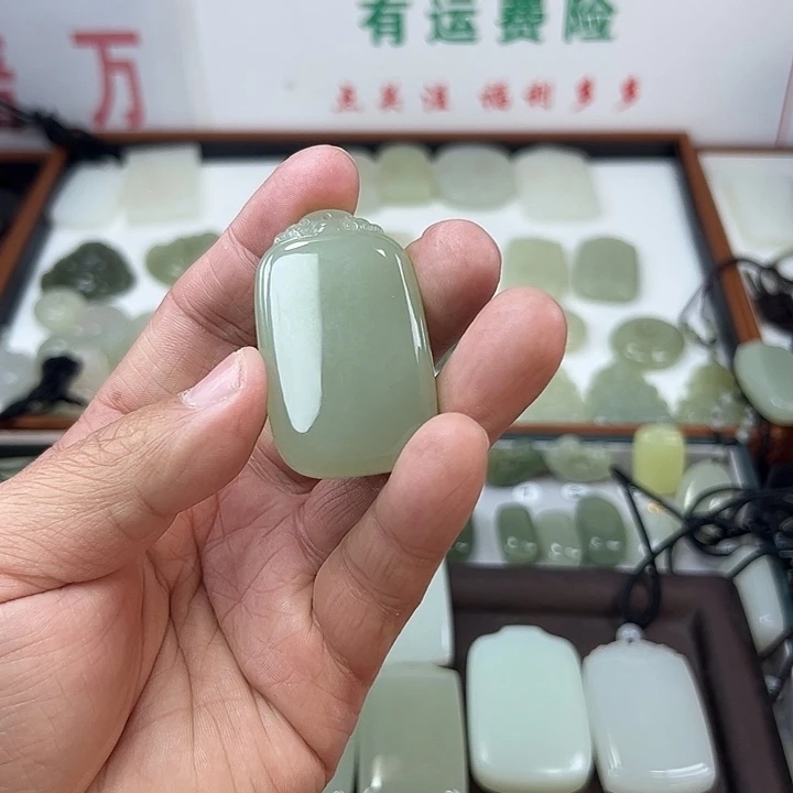 烈***深和田玉未镶嵌颈饰