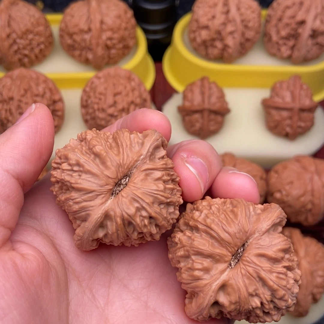 文玩核桃把件一****尘41精品老树红皮绣球