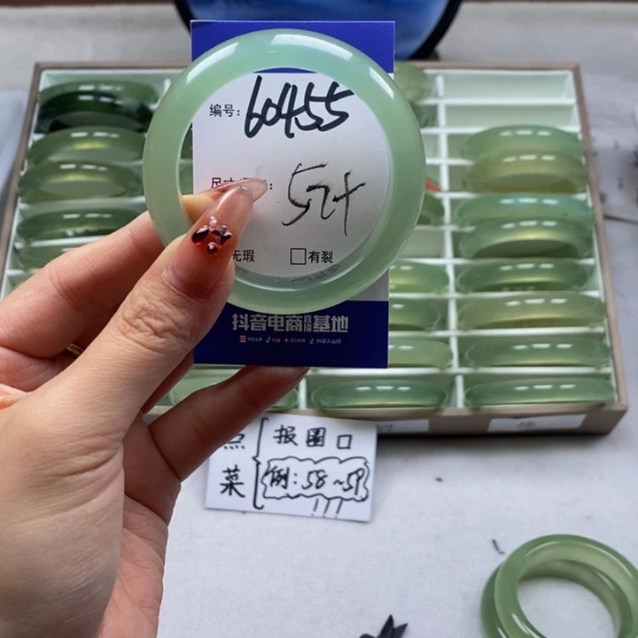 蛇纹石玉手镯未镶嵌次*么