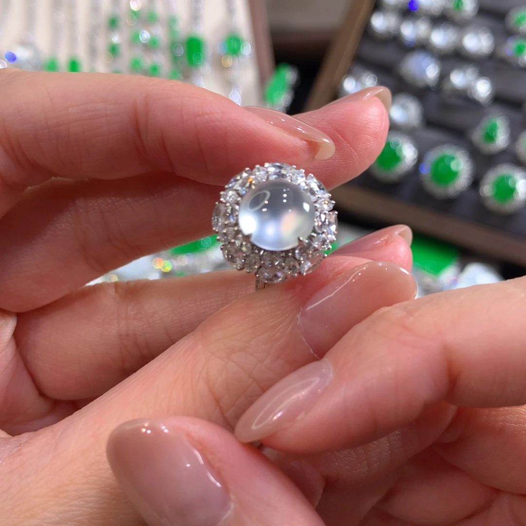 翡翠18K金镶嵌颈饰蛋面