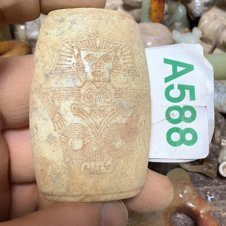 蛇纹石玉颈饰未镶嵌