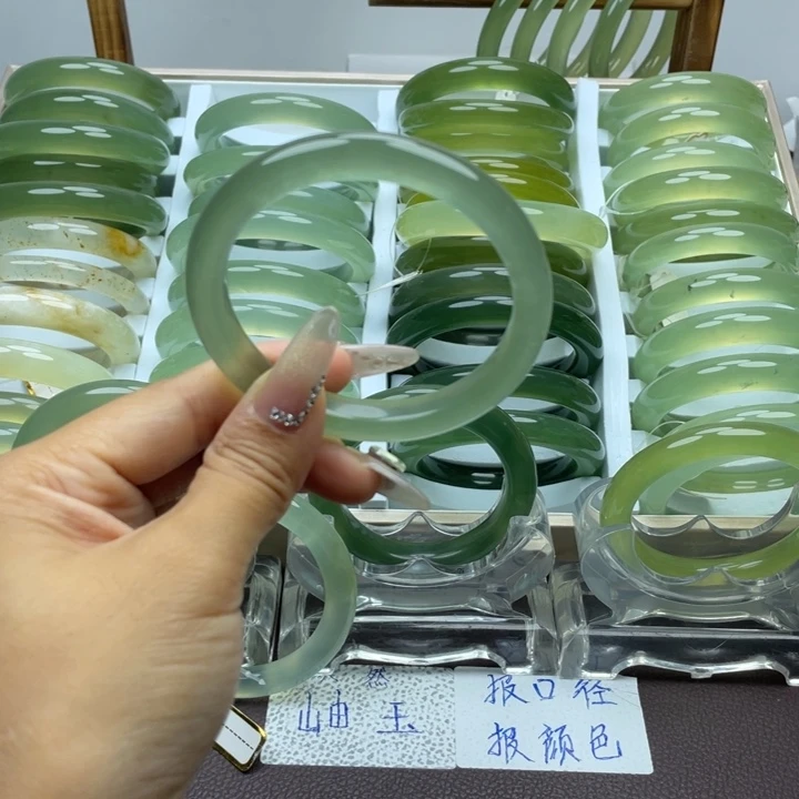 挥***笑未镶嵌蛇纹石玉手镯