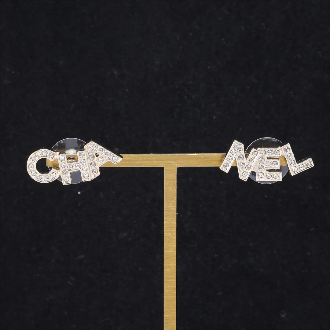 99新 Chanel/香奈儿 小花佳珊 CHANEL字母 不对称 耳钉 合金