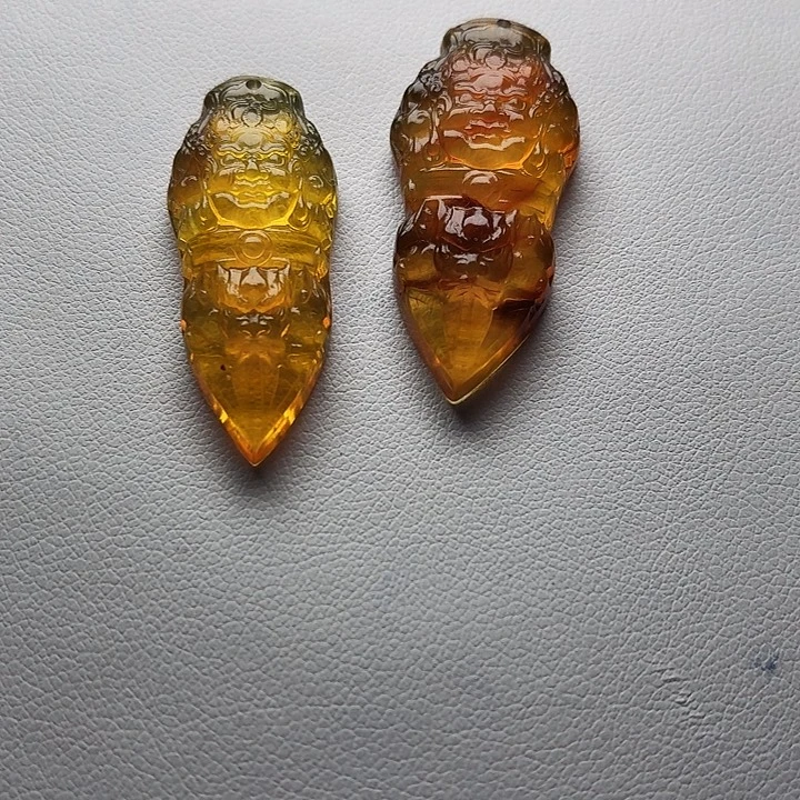 琥珀未镶嵌颈饰。z