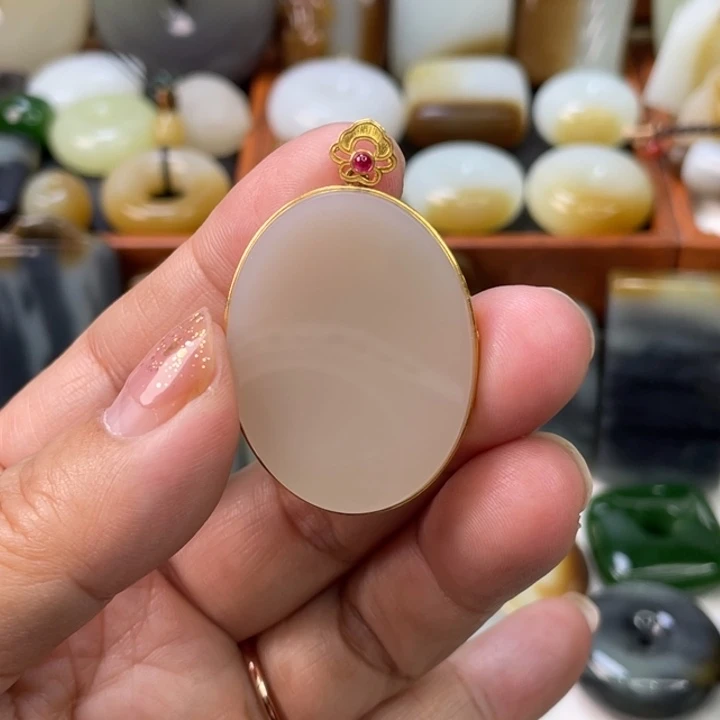 和田玉18K金镶嵌颈饰