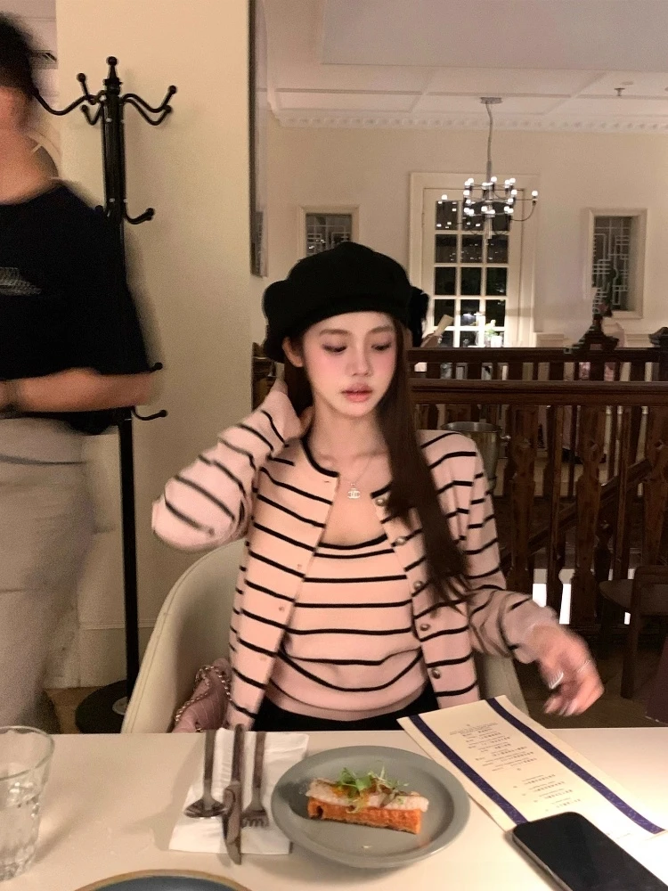 韩系粉色条纹吊带开衫两件套女早秋氛围感穿搭别致绝美巨好看上衣