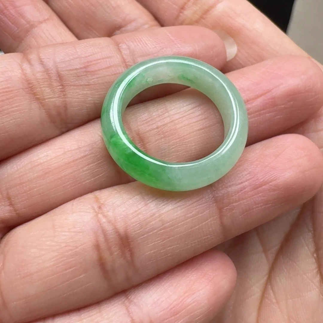 翡翠未镶嵌颈饰戒指