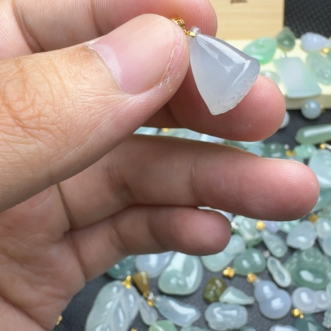 翡翠18K金镶嵌吊坠(不含链)莲蓬