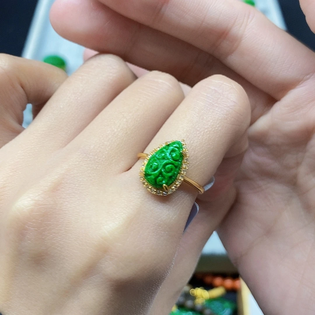 翡翠未镶嵌颈饰戒指