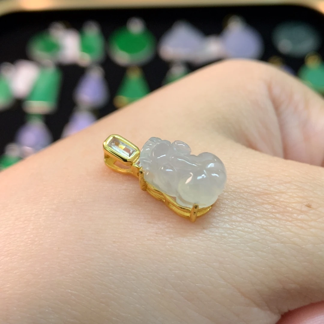 翡翠未镶嵌颈饰貔貅