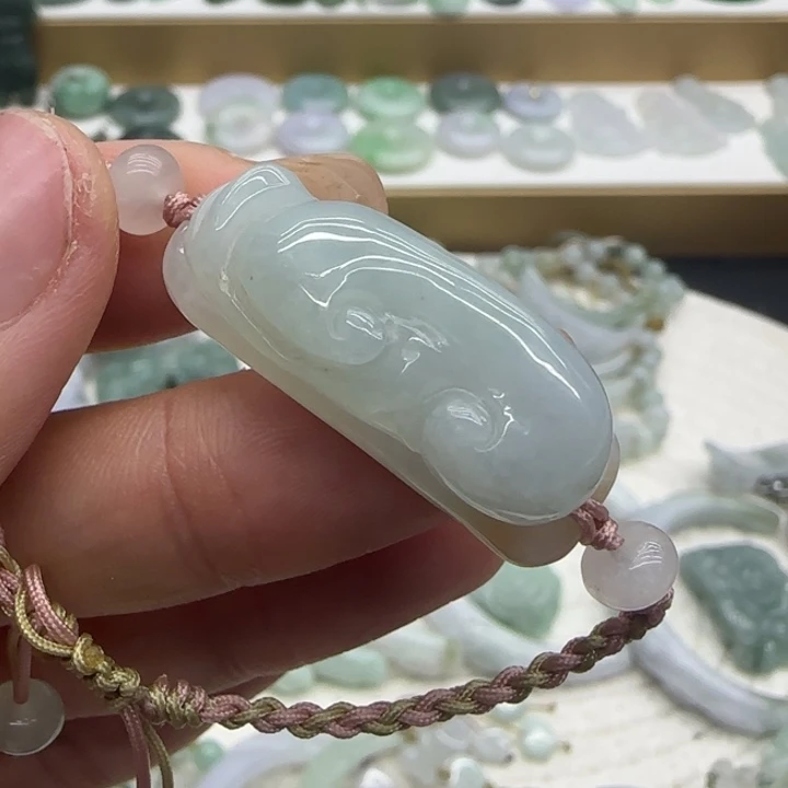 翡翠未镶嵌颈饰手牌