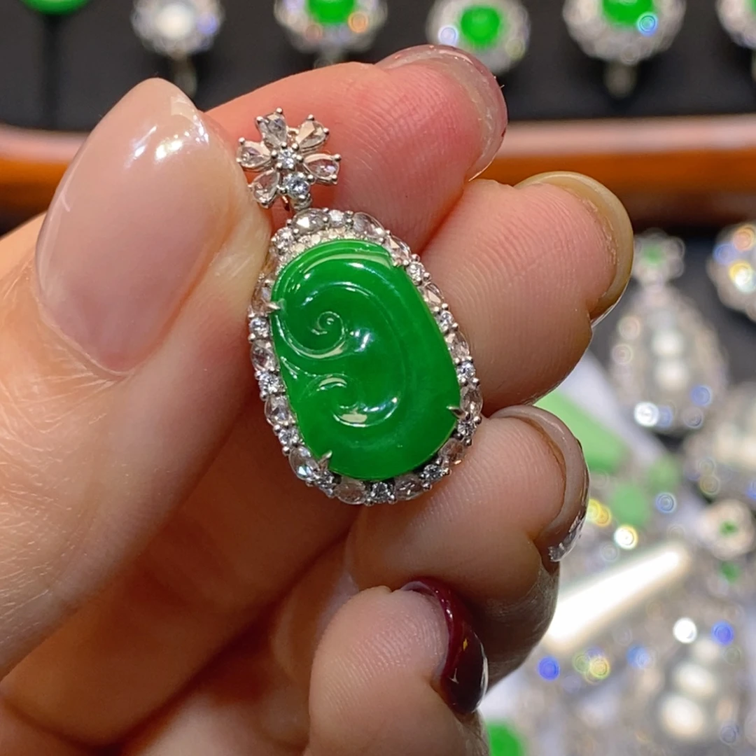 翡翠18K金镶嵌颈饰