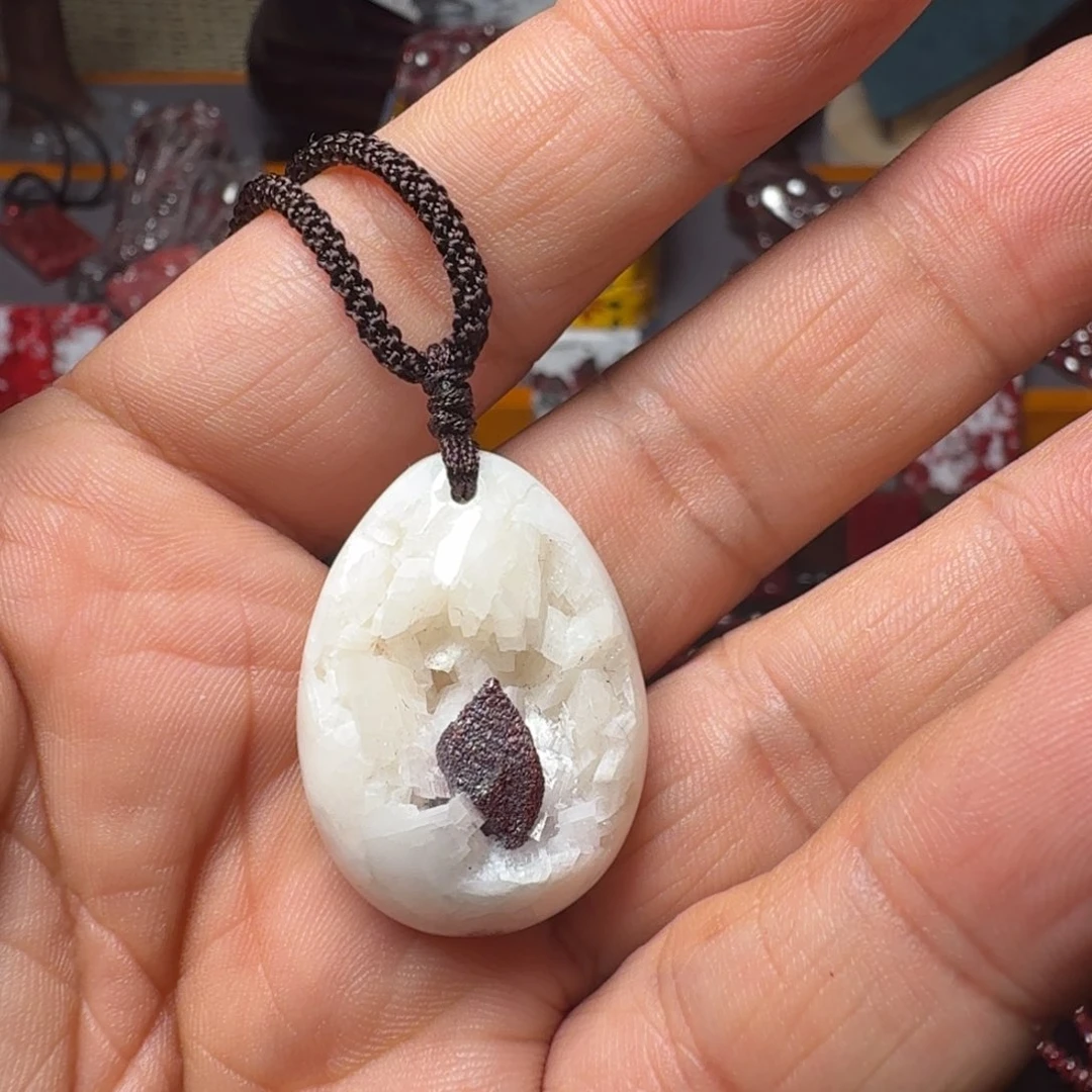 天然辰砂晶体吊件