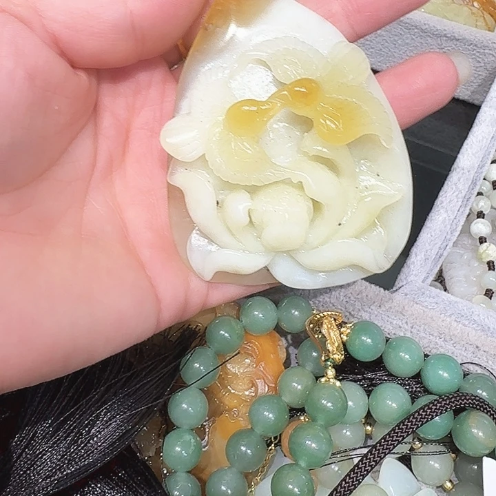 岫玉合金颈饰吊坠