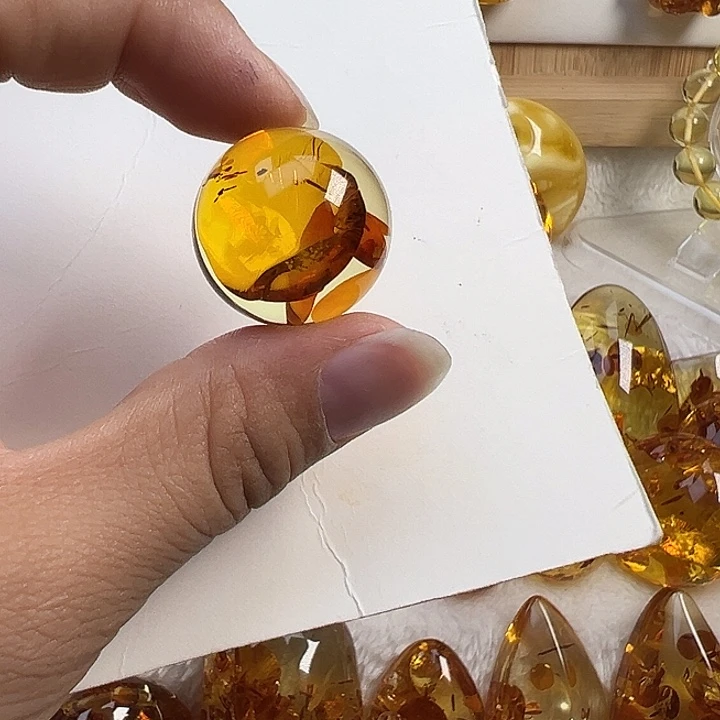 未镶嵌颈饰琥珀（花珀）