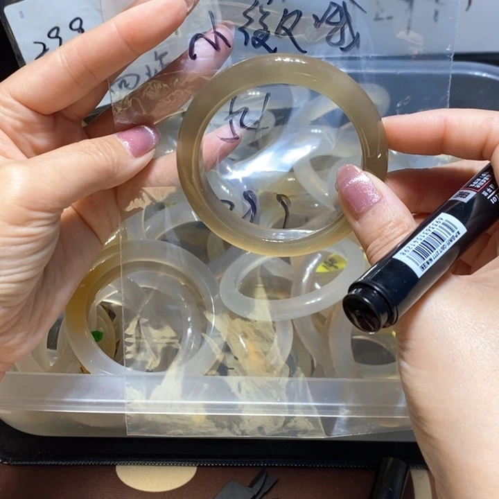 玛瑙/玉髓手镯未镶嵌小*哦