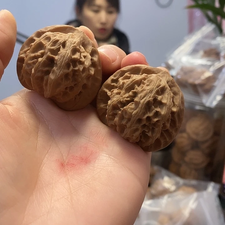 文玩核桃把件43.5宫灯红皮水尖黄