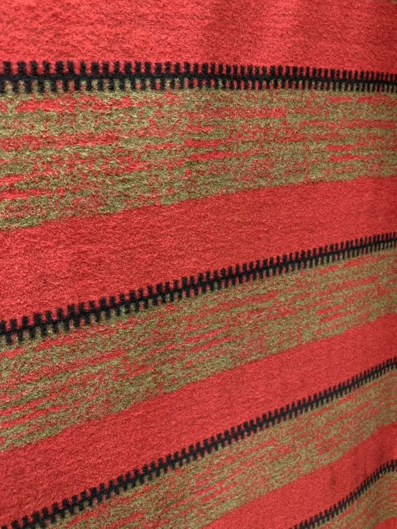 /28/  红色宽条布料