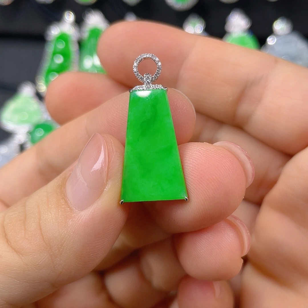 翡翠18K金镶嵌颈饰翡翠无事牌