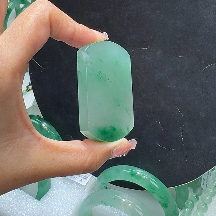 颈饰未镶嵌石英质玉（非洲翠）