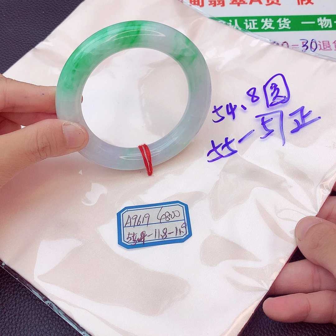翡翠手镯未镶嵌我