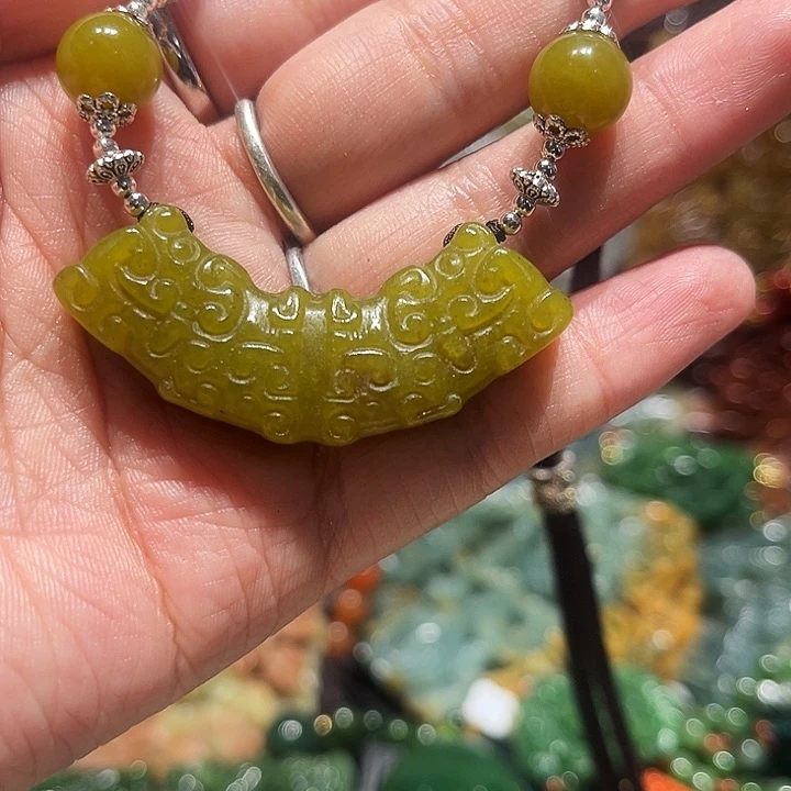 蛇纹石玉未镶嵌颈饰