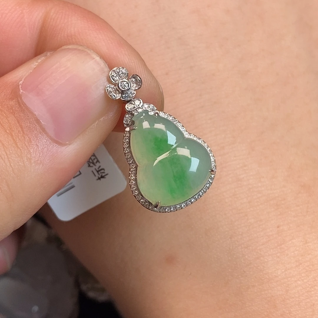 翡翠18K金镶嵌颈饰葫芦