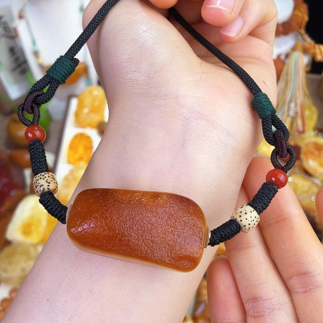 未镶嵌琥珀珠宝奇石。