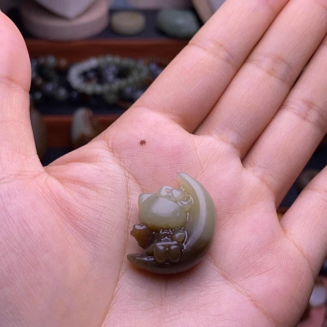 和田玉未镶嵌颈饰发****猫