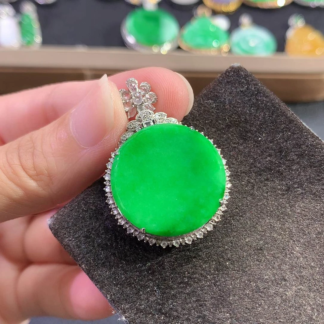 翡翠18K金镶嵌吊坠(赠链)