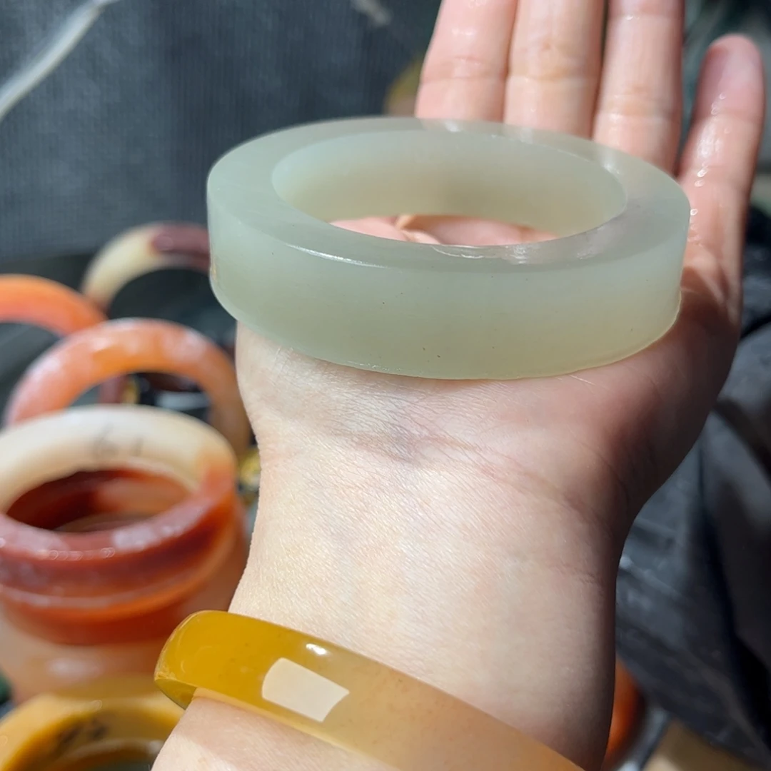 秋***秋石英质玉未镶嵌手镯定制