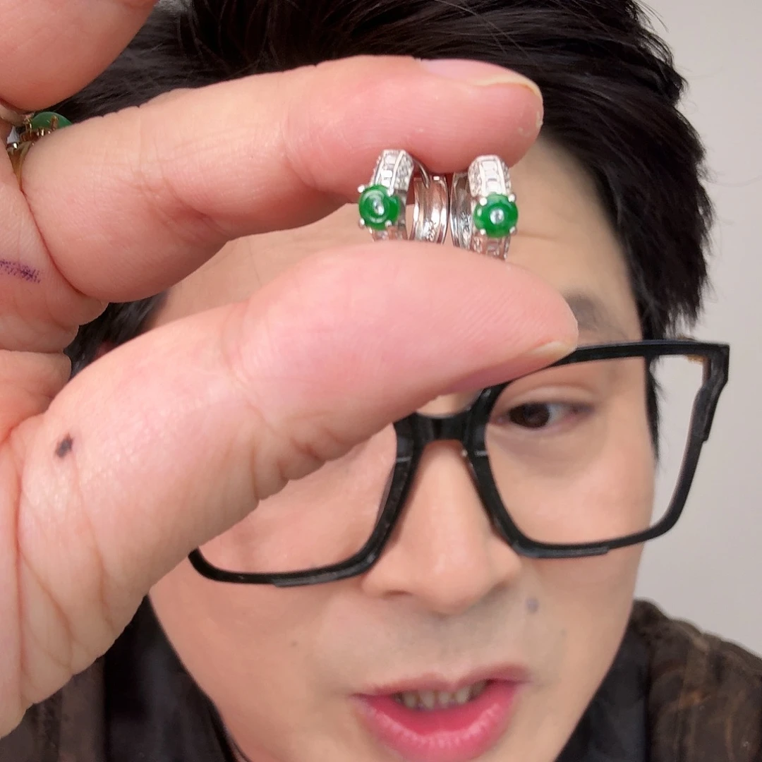 翡翠未镶嵌颈饰一对