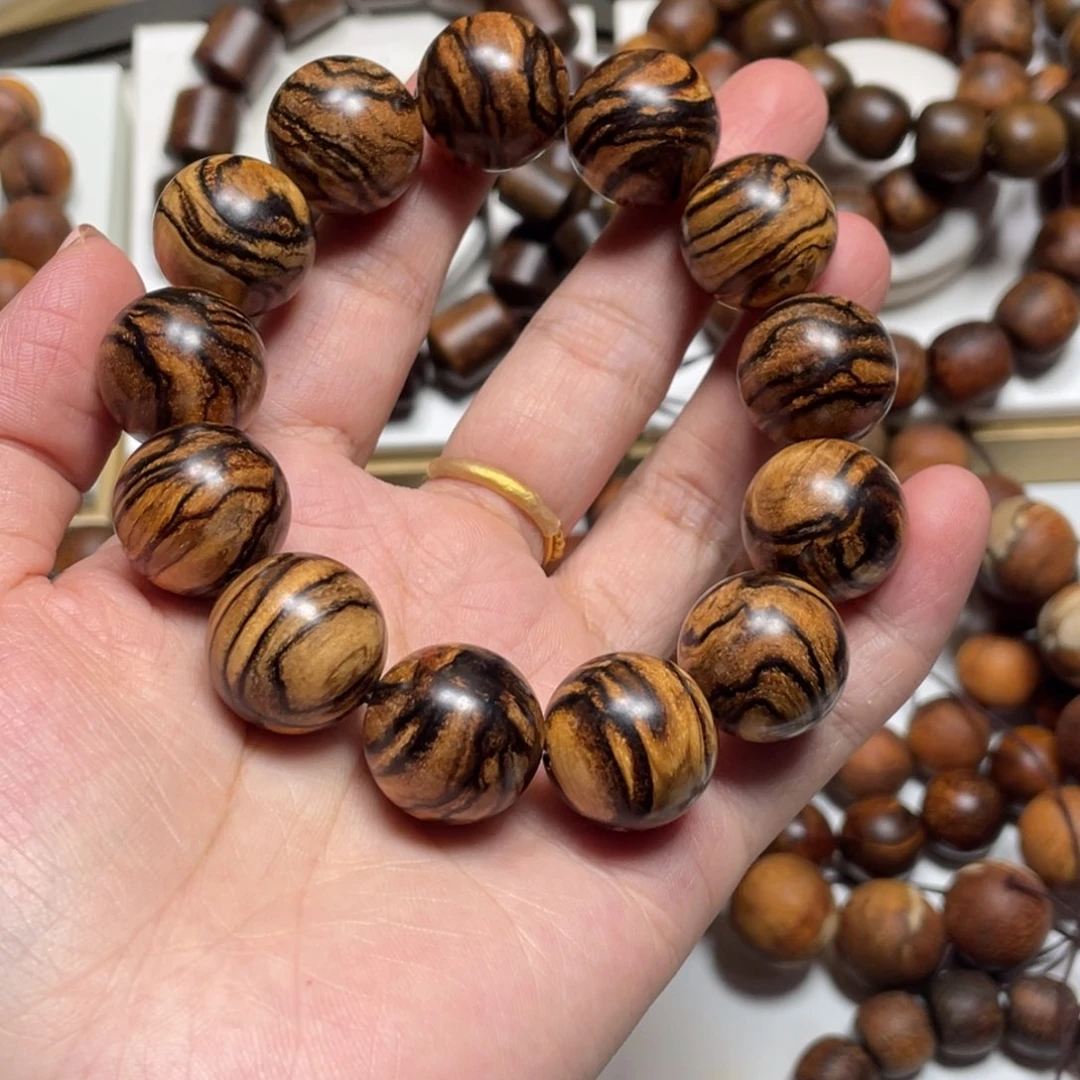 吾****扇子贡木手串定制1.8