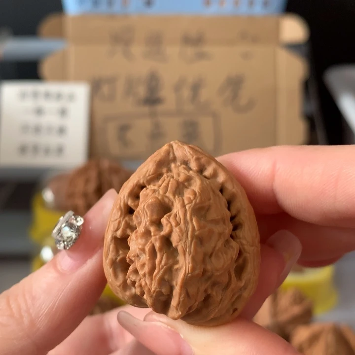 鸿***吊坠文玩核桃异形单只，有瑕疵