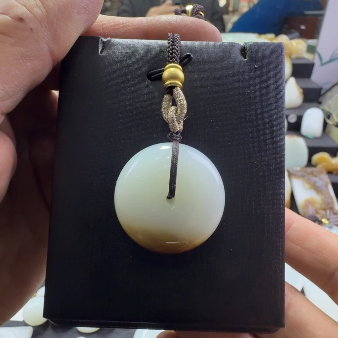 和田玉未镶嵌颈饰一口糖平安扣卡26.7