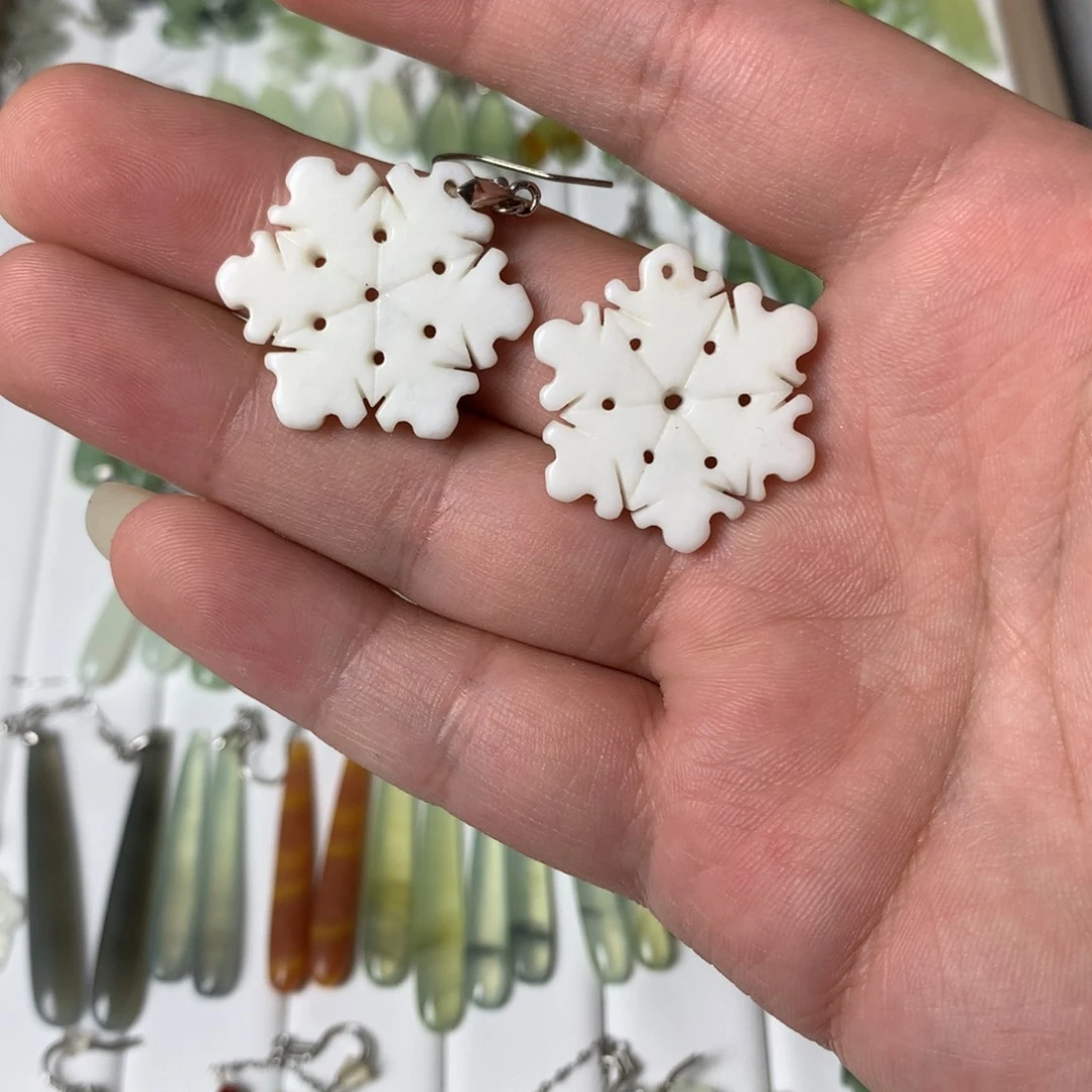 蛇纹石玉耳环未镶嵌