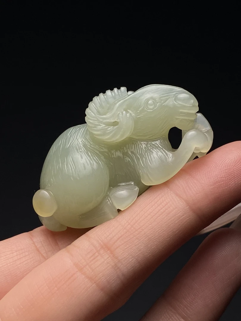 新疆和田玉且末料《羊》玉质细腻油润 尺寸45*25*18㎜重22.6克