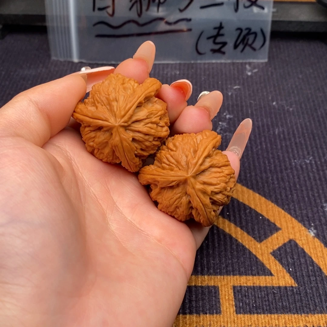 黑***果文玩核桃吊坠白狮子