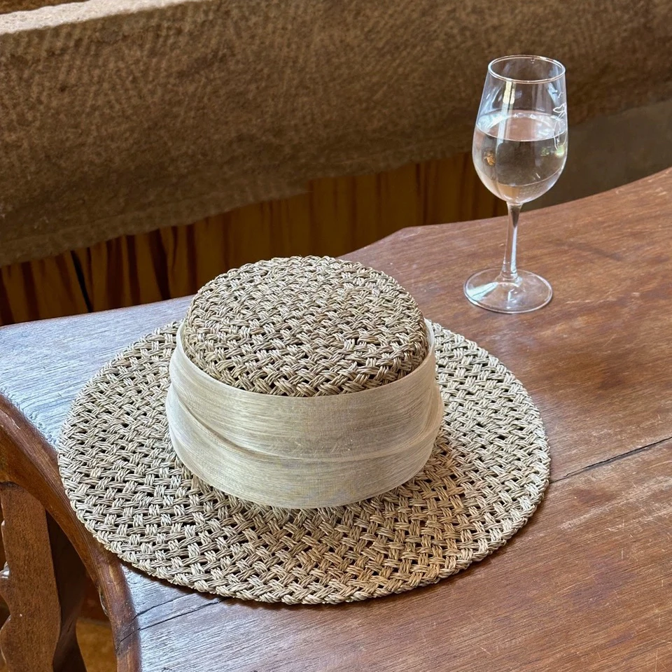 新款轻奢法式咸草麻纱丝带平顶度假草帽女春夏遮阳帽镂空草编出游
