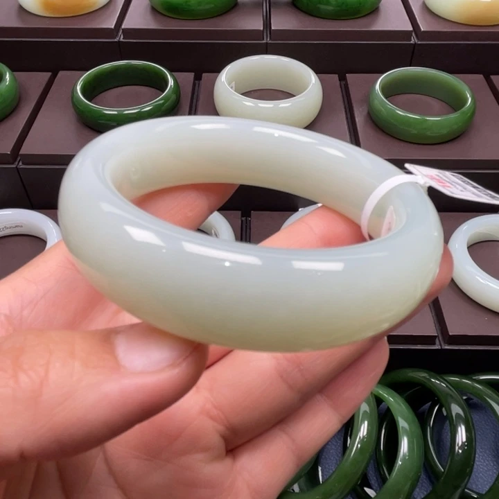 和田玉未镶嵌手镯