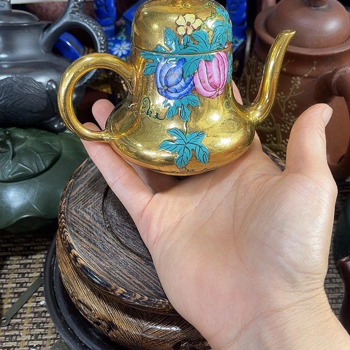 茶壶紫砂原矿泥料手工制作的一把紫砂壶。