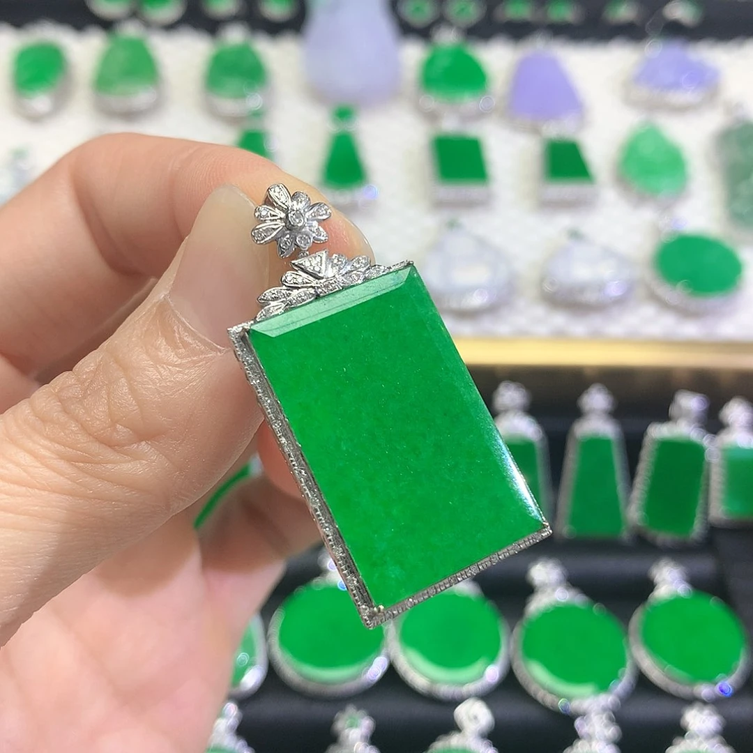 颈饰18K金镶嵌翡翠吊坠